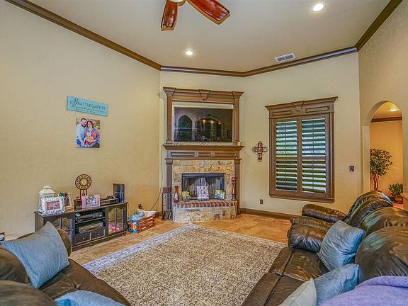 2nd image of 100 Woodbine Pl