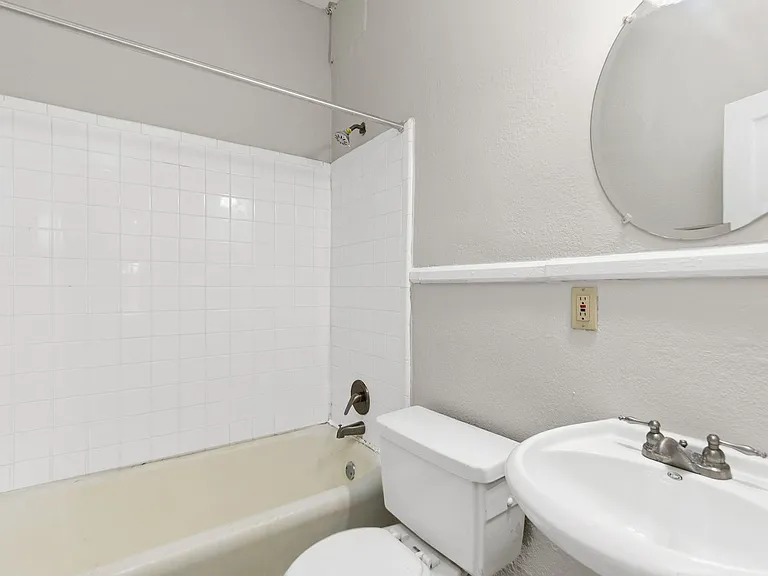 Clairmont Apartments — Photo 3