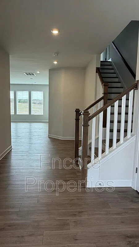 4 bed, 3.5 bath, 3021 sqft, $2,595 — Photo 2