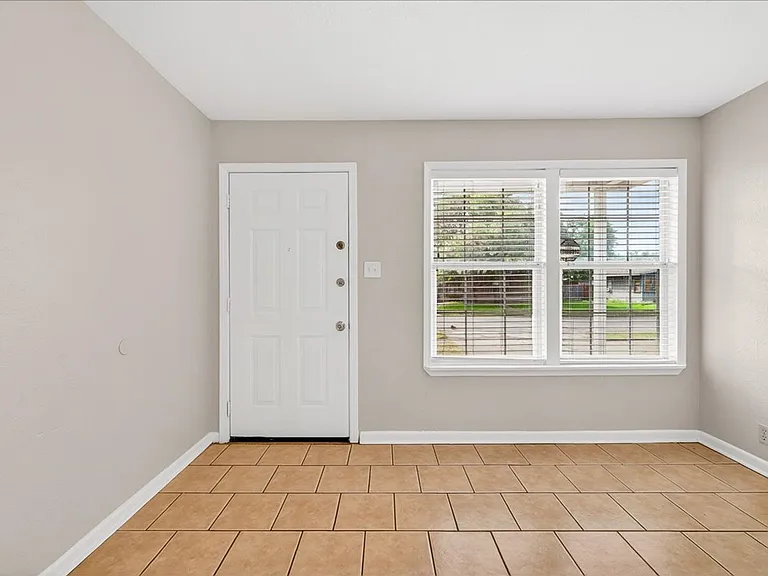 929 Ashland Dr — Photo 4