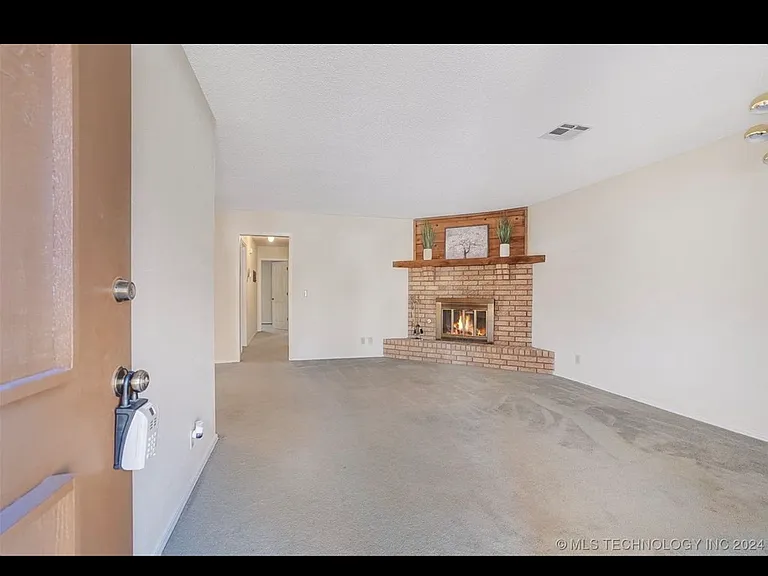 4801 S Gum Ave — Photo 4