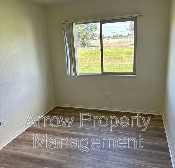 305 N East St #11 — Photo 10
