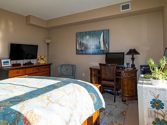 4th image of 225 Stanley Ave #204
