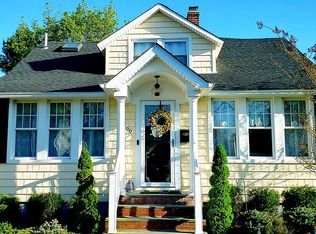 96 Elm St, Islip, NY 11751