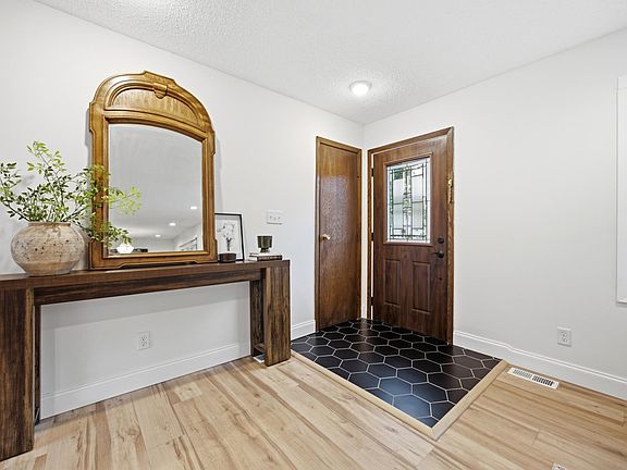 4th image of 455 16th Ave S