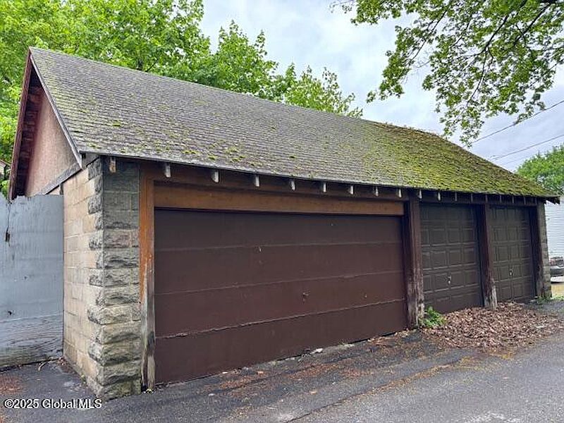 2nd image of 1256 Parkwood Boulevard
