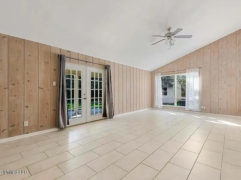 223 Woodbine Dr — Photo 11