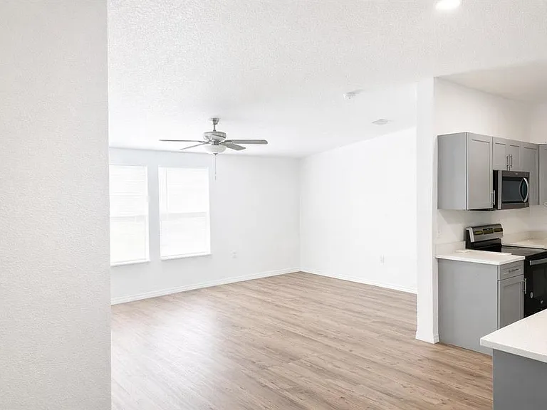10121 Evanston Ln — Photo 3