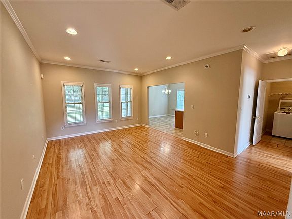 5th image of 184 Oak St