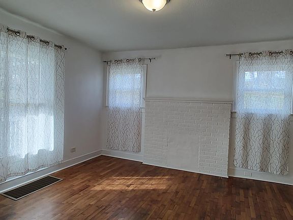 3rd image of 1626 Mall St