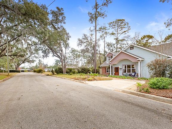 4th image of 1003 Maple Dr