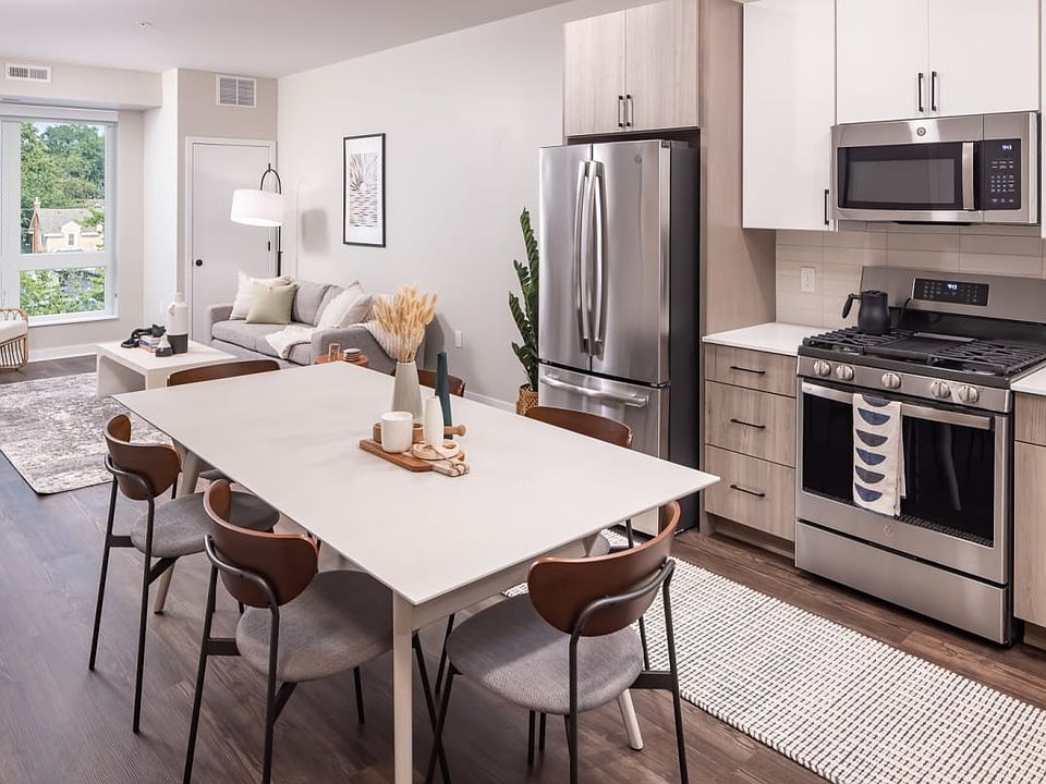 1st image of 4720 Longfellow Ave #324