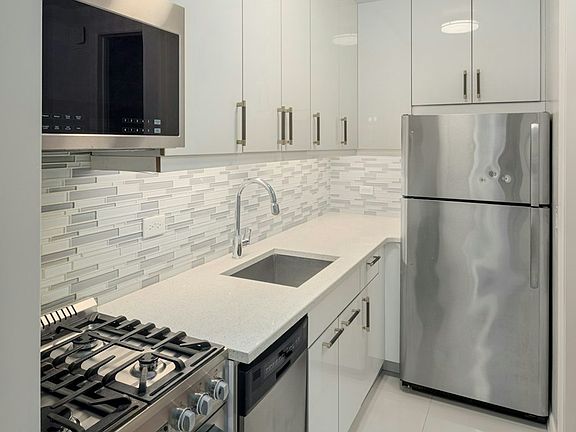 4th image of 423 E 50th St APT 2