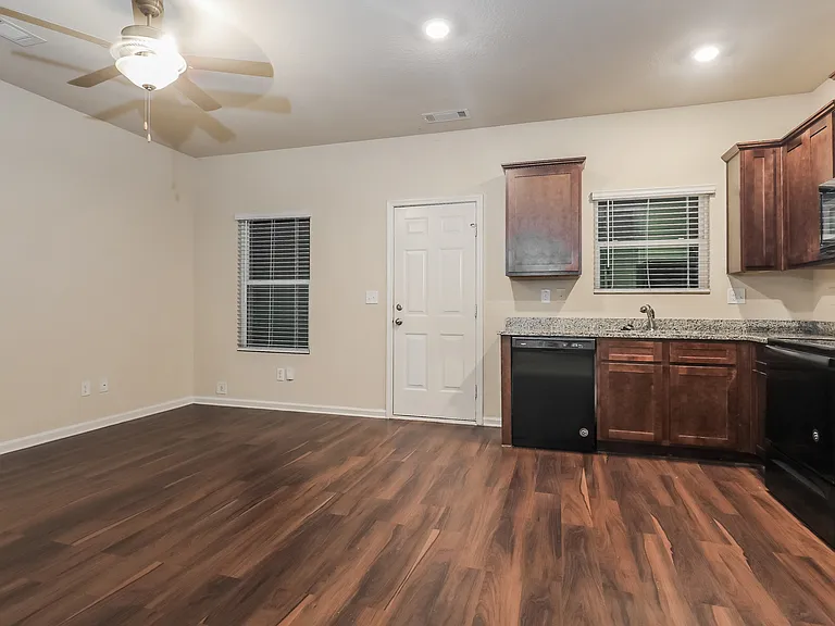 308 Highwood Ln — Photo 4