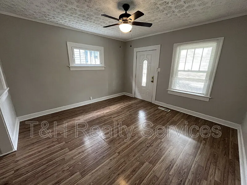 3 bed, 1.5 bath, 1176 sqft, $1,090 — Photo 4