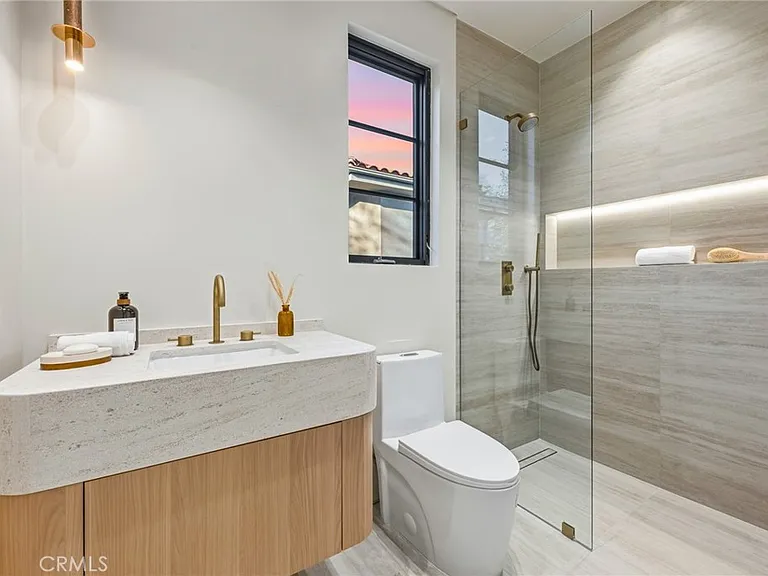 4900 Valjean — Photo 36