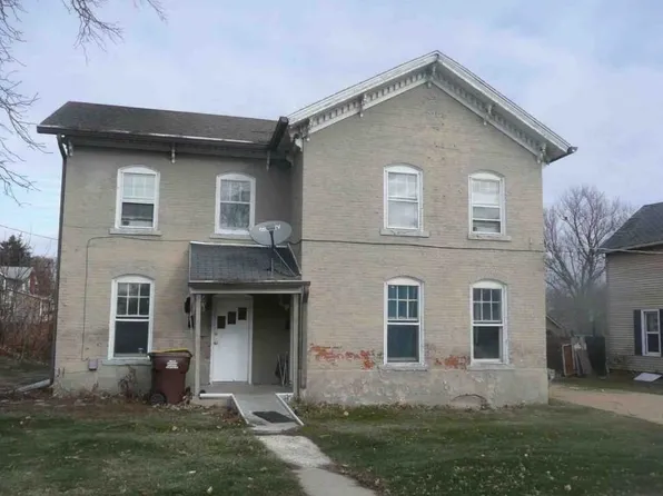 810-810 1/2 E Shawnee St, Freeport, IL 61032