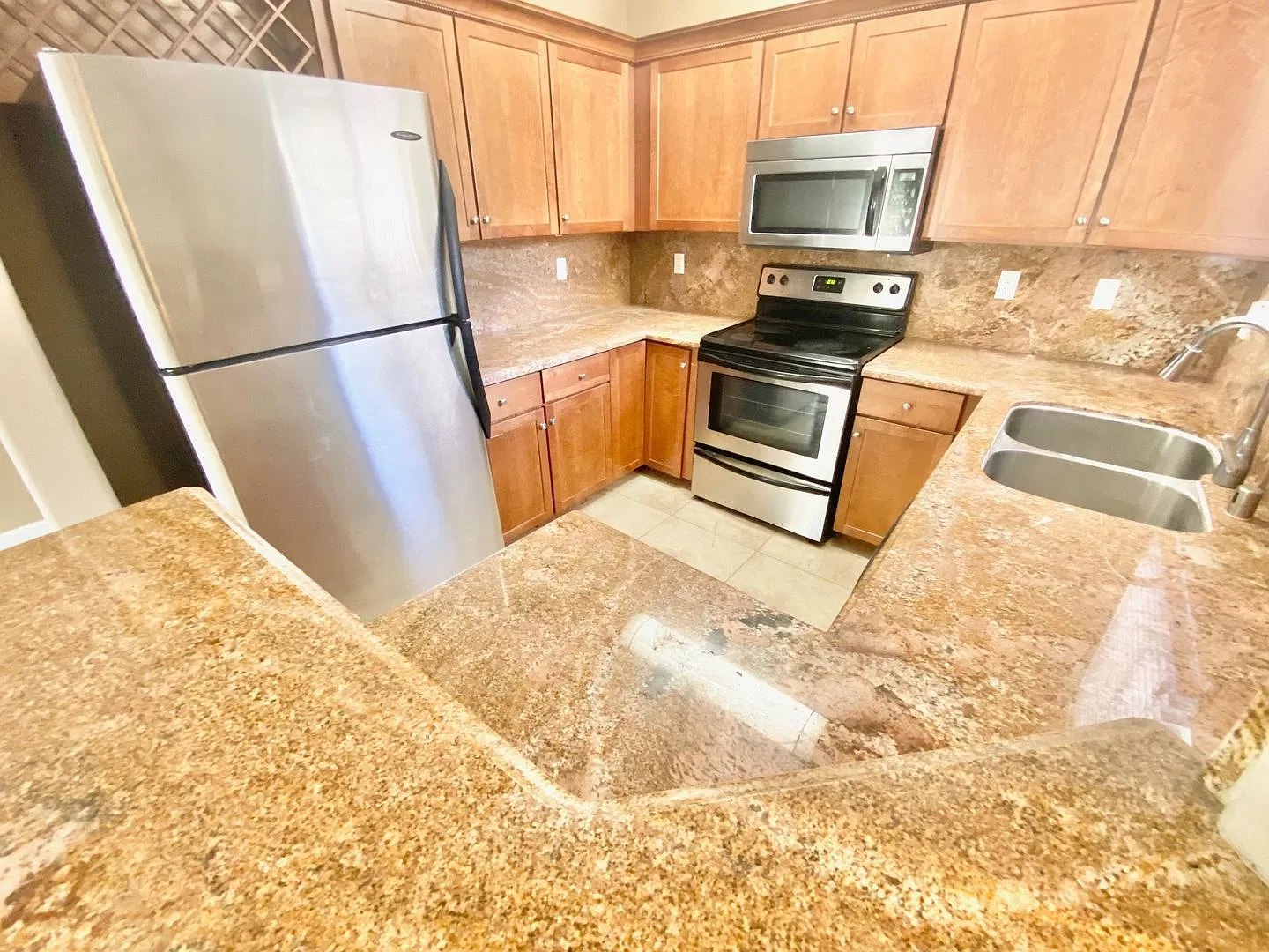 Great 3 Bedroom Upstairs Condo In Gated Community — Photo 4