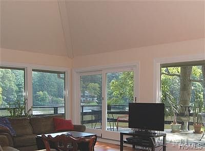 3rd image of 8 Spruce Ln
