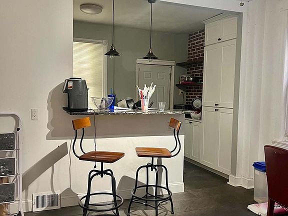 5th image of 143 W Clarkson Ave