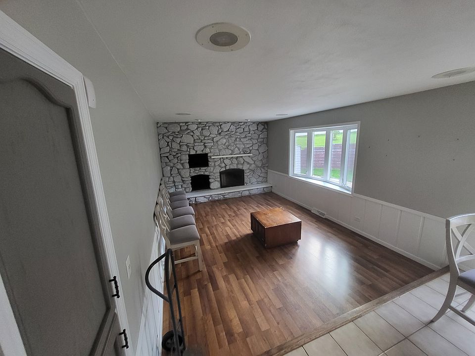 2nd image of 1000 Surrey Ct