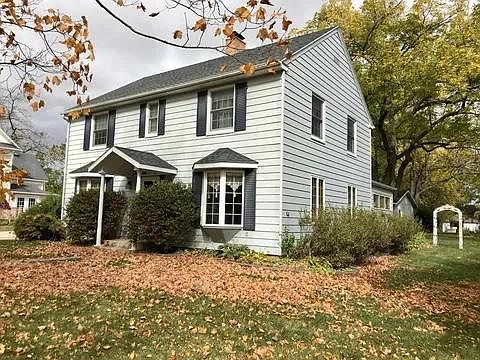 3rd image of 224 Lake St E
