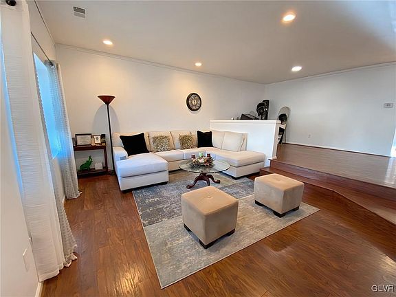 3rd image of 906 Briarwood Dr