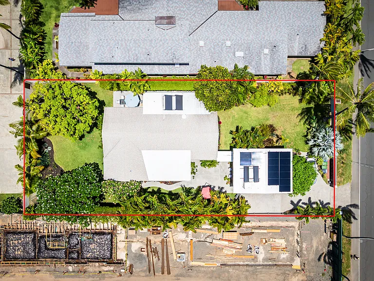 Aerial view of the property with outlined approximate property boundaries.