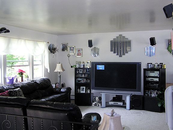 Spacious LR fits big-screen TV