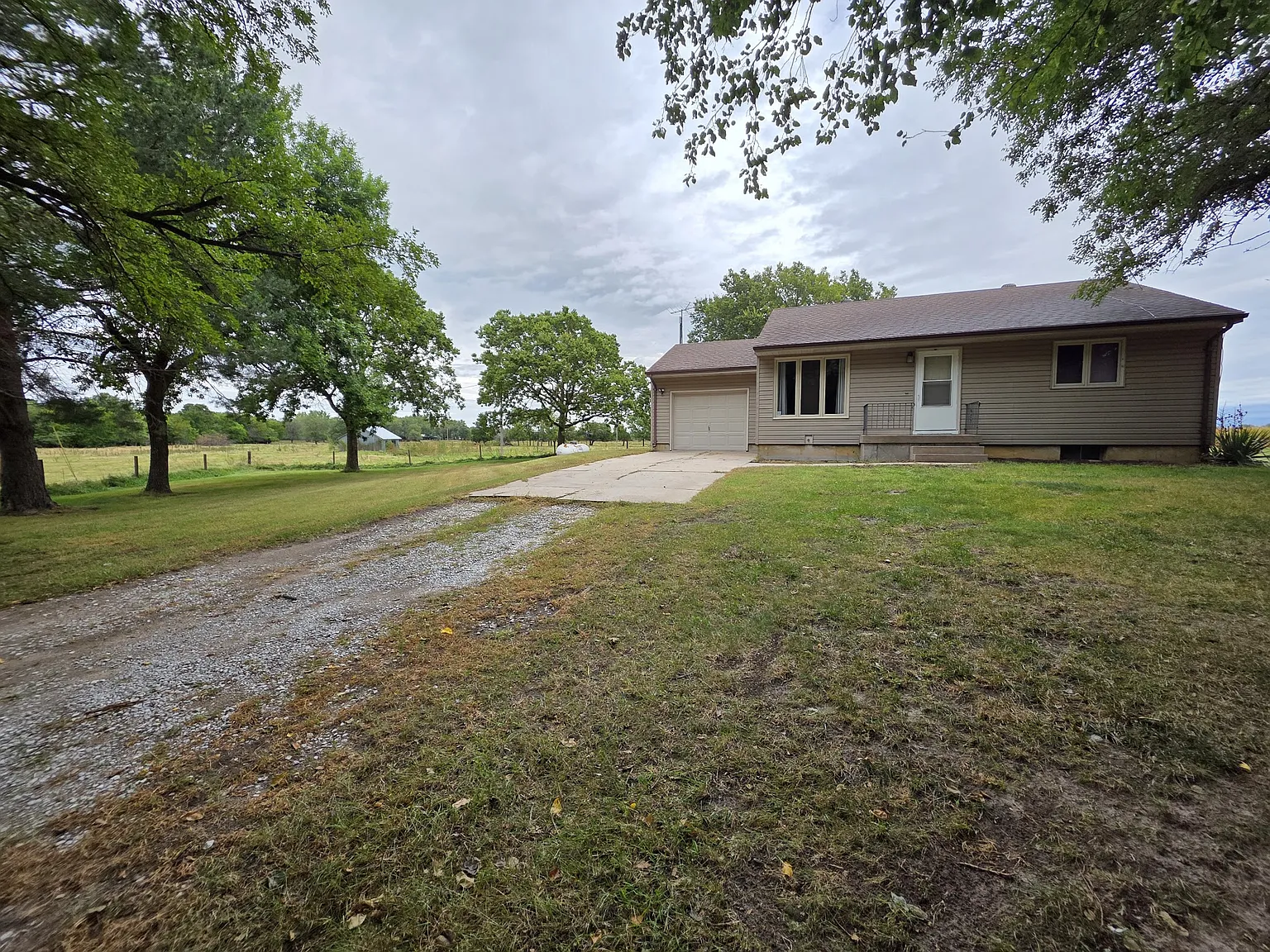 1510 E Stolley Park Rd — Photo 2