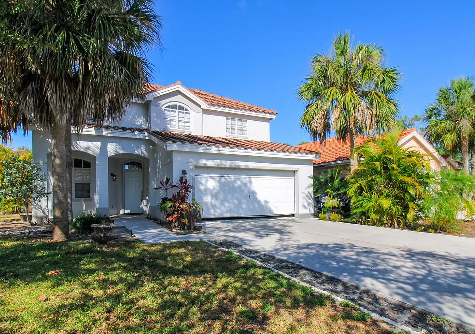 4-Bedroom Lakefront Annual Rental With Private Pool & Pet-Friendly! — Photo 2