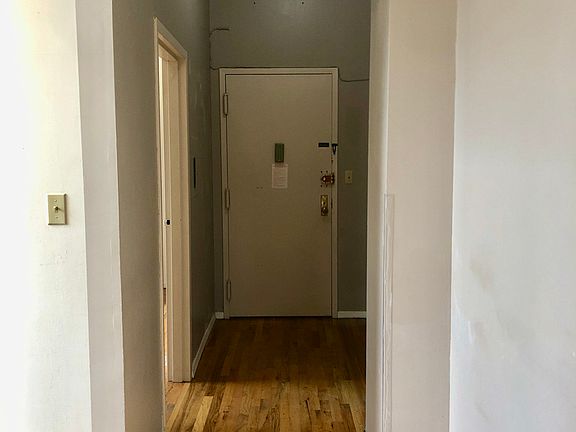 4th image of 6120 Woodside Ave APT 1F
