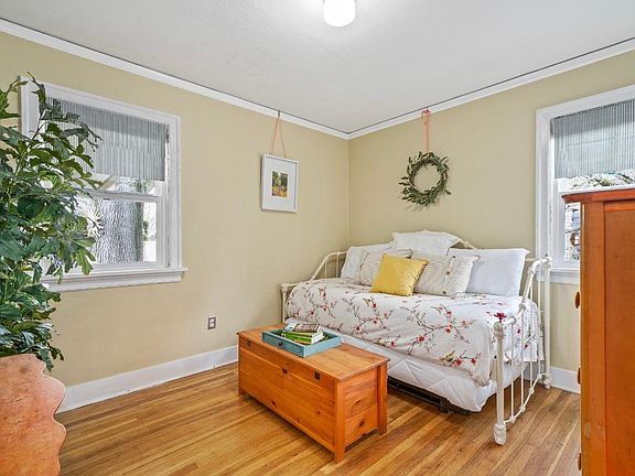 back bedroom with two twins