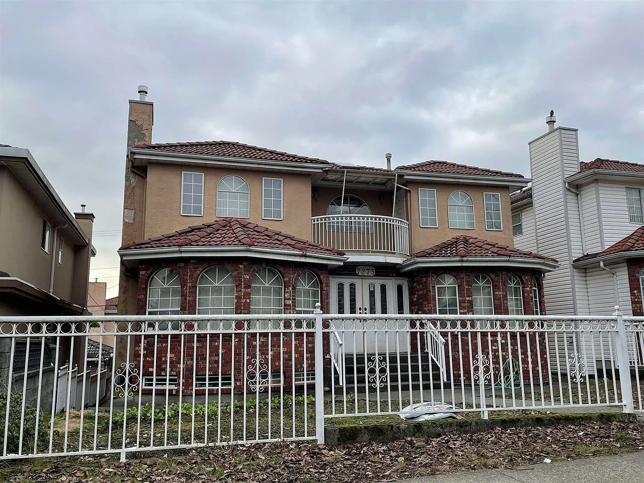 7275 Victoria Dr photo 1