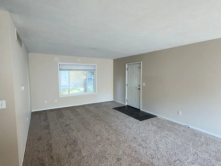 4441 Hillrise Ct NE — Photo 2
