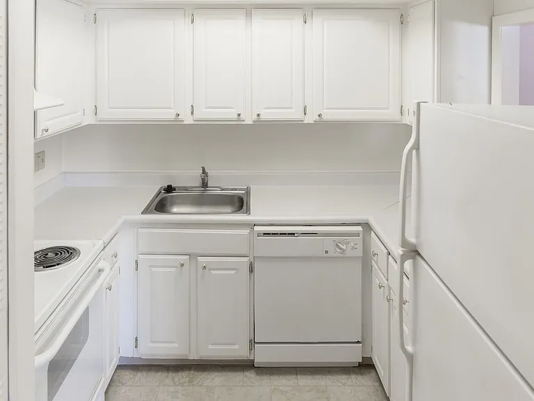 Windsor Gardens Apartments — Photo 21