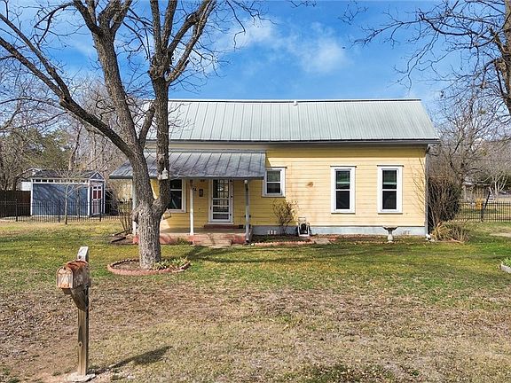 3rd image of 703 Bois Darc St