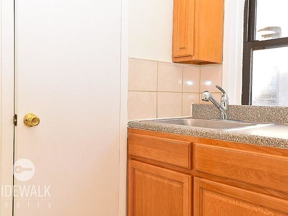 4th image of 215 Kingsland Ave #9