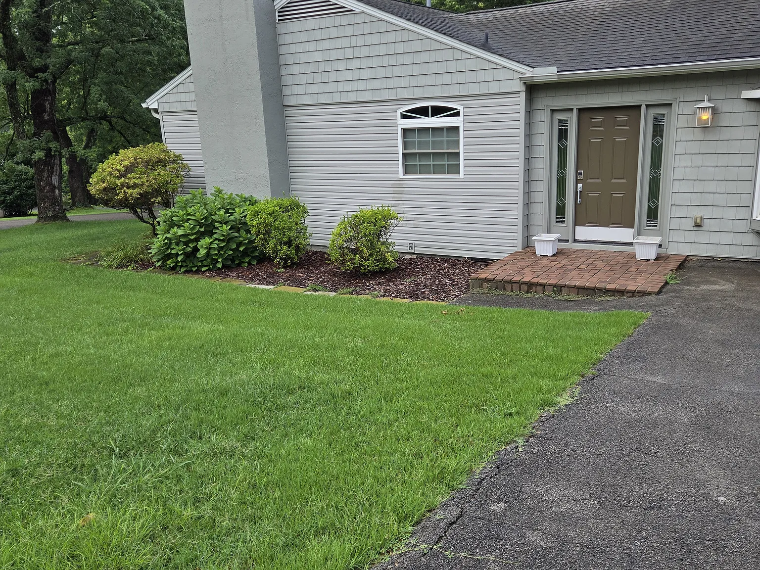 1221 Bradford Ln — Photo 3