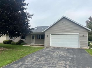 940 Buffalo Rdg, Waupaca, WI 54981