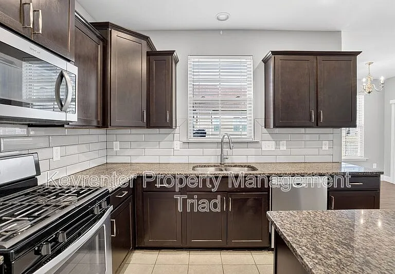 504 Eagles Way — Photo 3