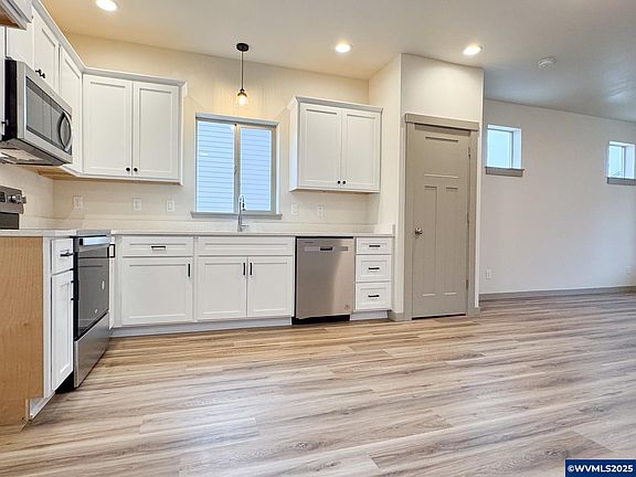 3rd image of 4742 Sugarloaf Ln NE