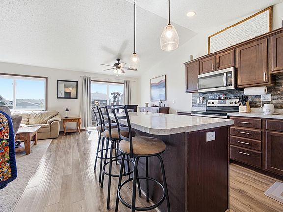4th image of 2151 Admiral Dr W