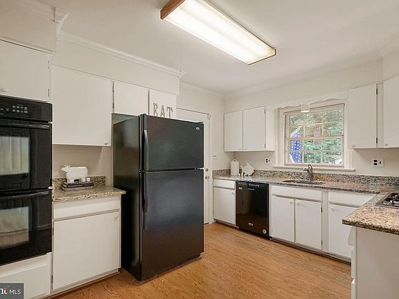 3rd image of 1621 Crescent Ln
