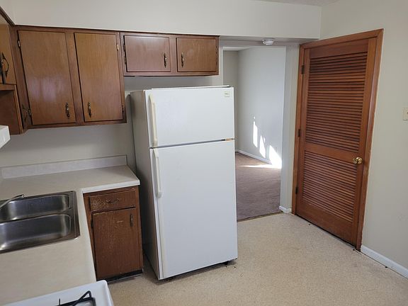 2nd image of 520 NE Park Ln