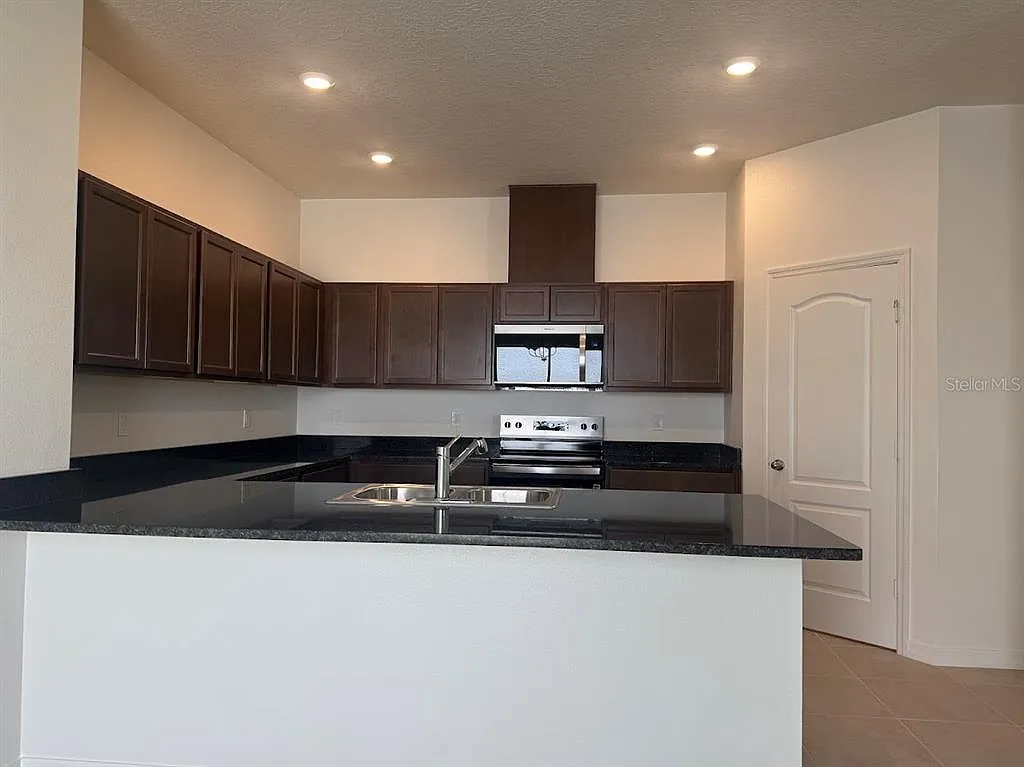 3 bed, 2.5 bath, 2039 sqft, $2,550 — Photo 2