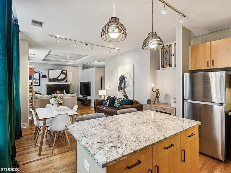 212 W Washington St #1703 — Photo 13