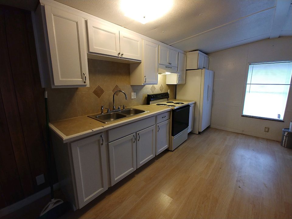 1st image of 335 Circle Dr