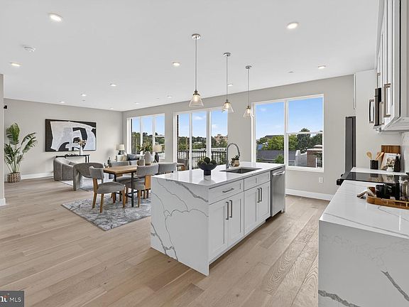 2nd image of 720 Irving St NE #8