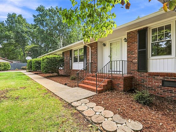 3rd image of 112 Lakeview Cir